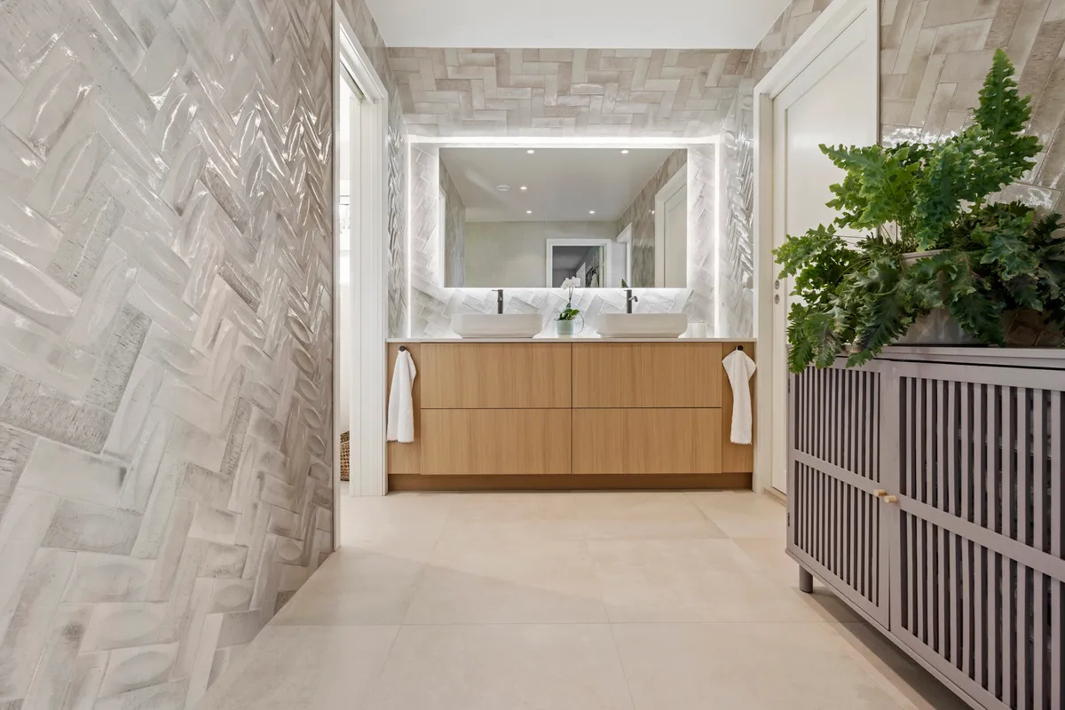 Moderne baderomsrenovering med herringbone fliser, dobbel servant og LED-speil — utført av Proff Renovering på Nordstrand